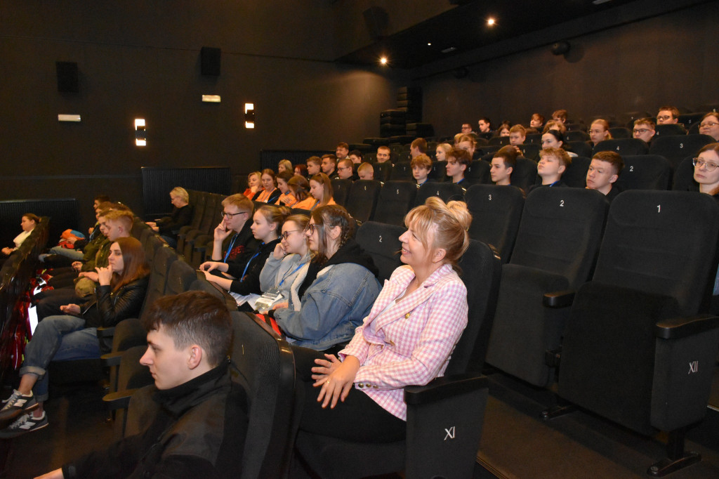 Pożar w pubie, ranni młody strażak i dziewczynka