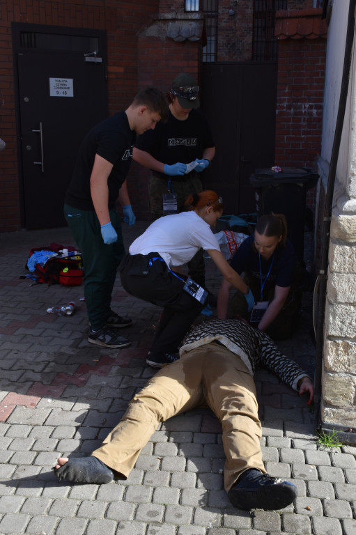 Pożar w pubie, ranni młody strażak i dziewczynka