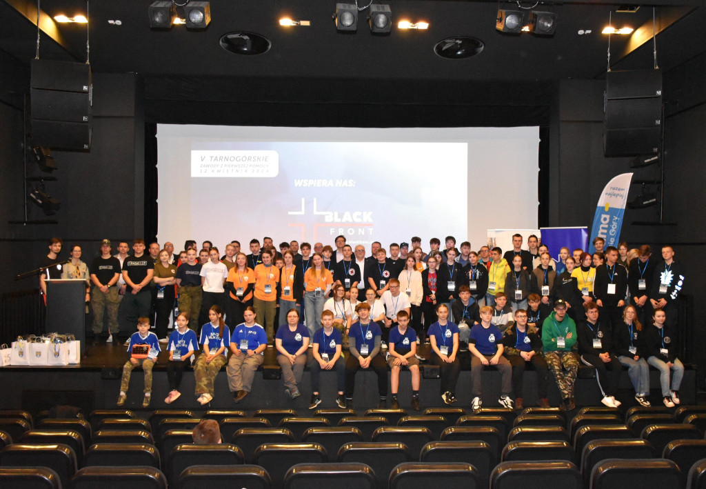 Pożar w pubie, ranni młody strażak i dziewczynka