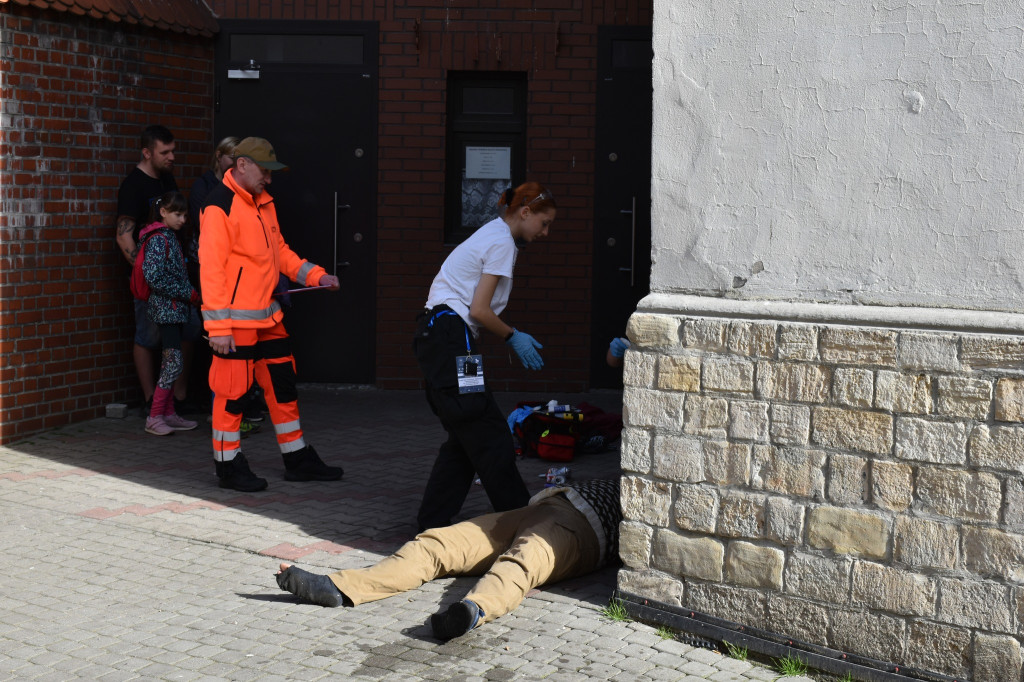 Pożar w pubie, ranni młody strażak i dziewczynka