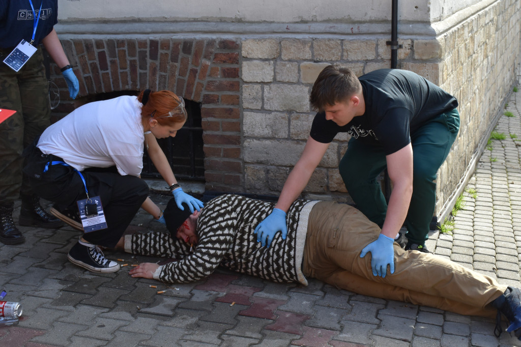 Pożar w pubie, ranni młody strażak i dziewczynka