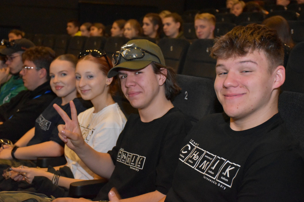 Pożar w pubie, ranni młody strażak i dziewczynka