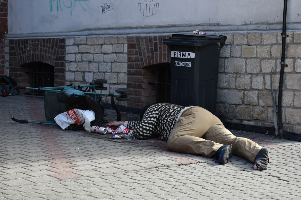 Pożar w pubie, ranni młody strażak i dziewczynka