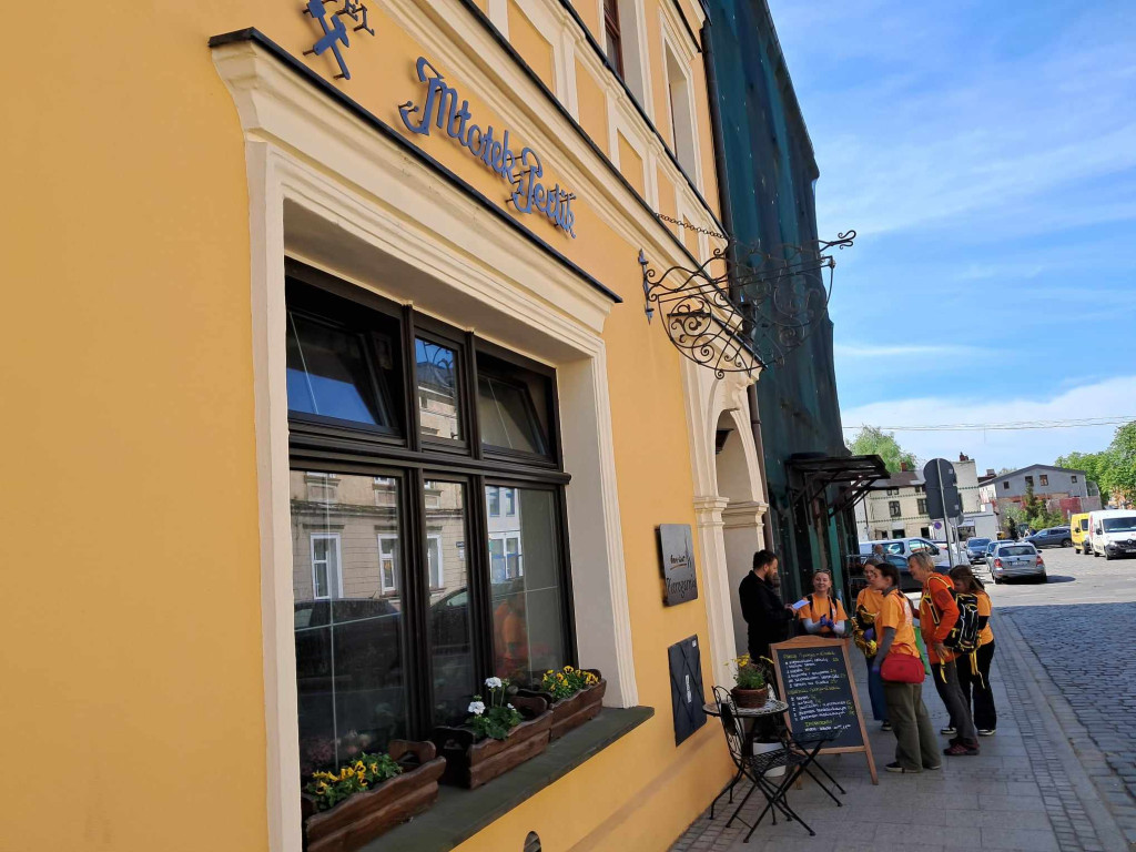 Pożar w pubie, ranni młody strażak i dziewczynka