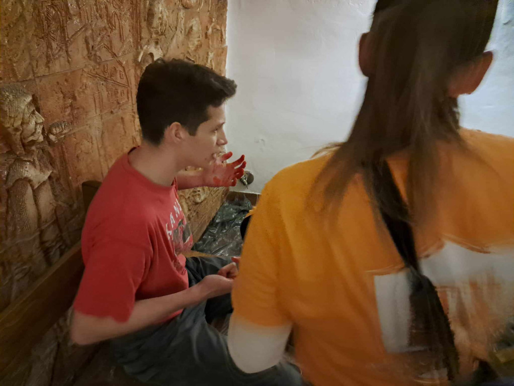 Pożar w pubie, ranni młody strażak i dziewczynka