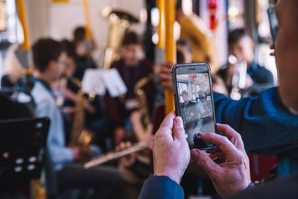 Zagrali koncert w… tramwaju! [ZDJĘCIA]