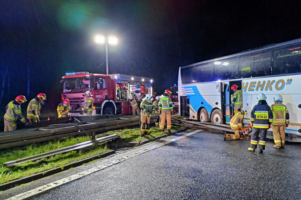 Wjechał autobusem w bariery. W środku 39 pasażerów