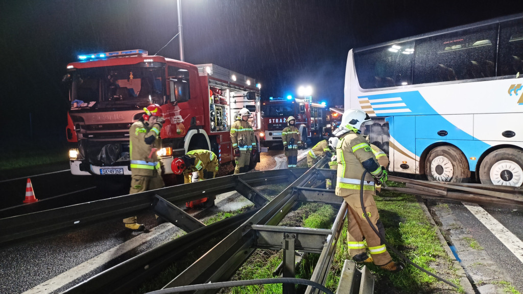 Wjechał autobusem w bariery. W środku 39 pasażerów