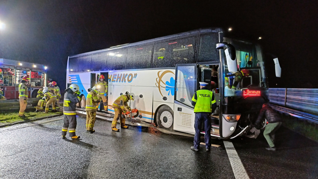 Wjechał autobusem w bariery. W środku 39 pasażerów