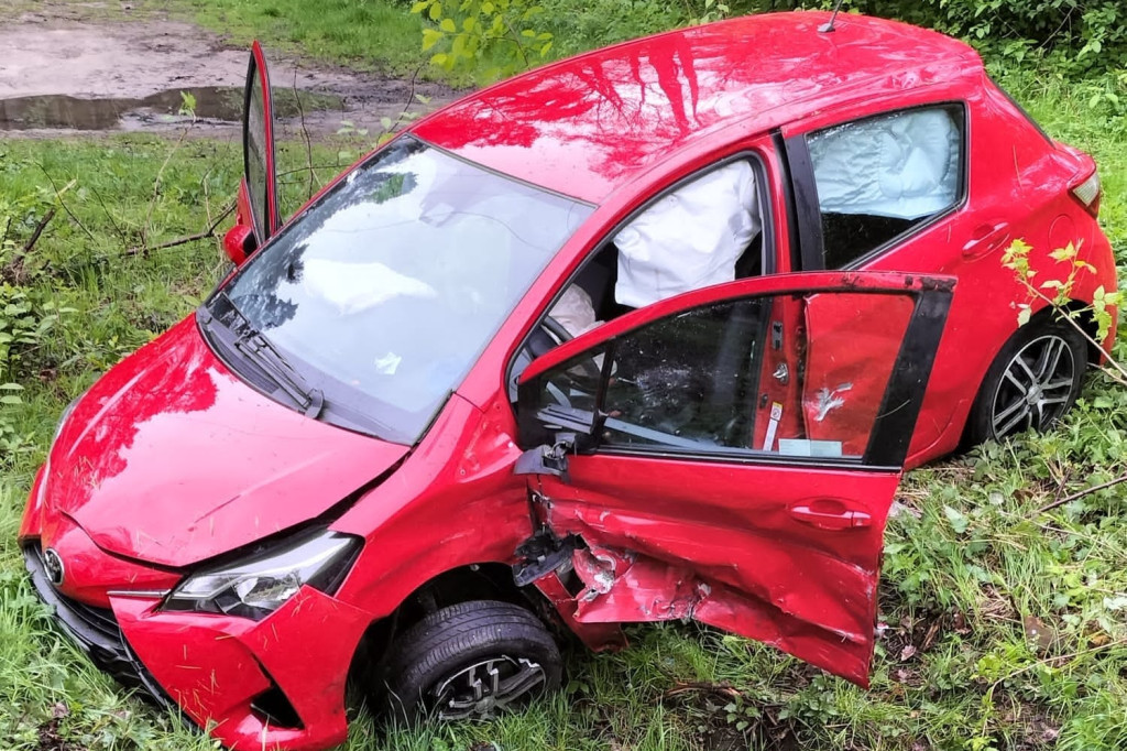 Kierowca audi wjechał w toyotę i uciekł [FOTO]