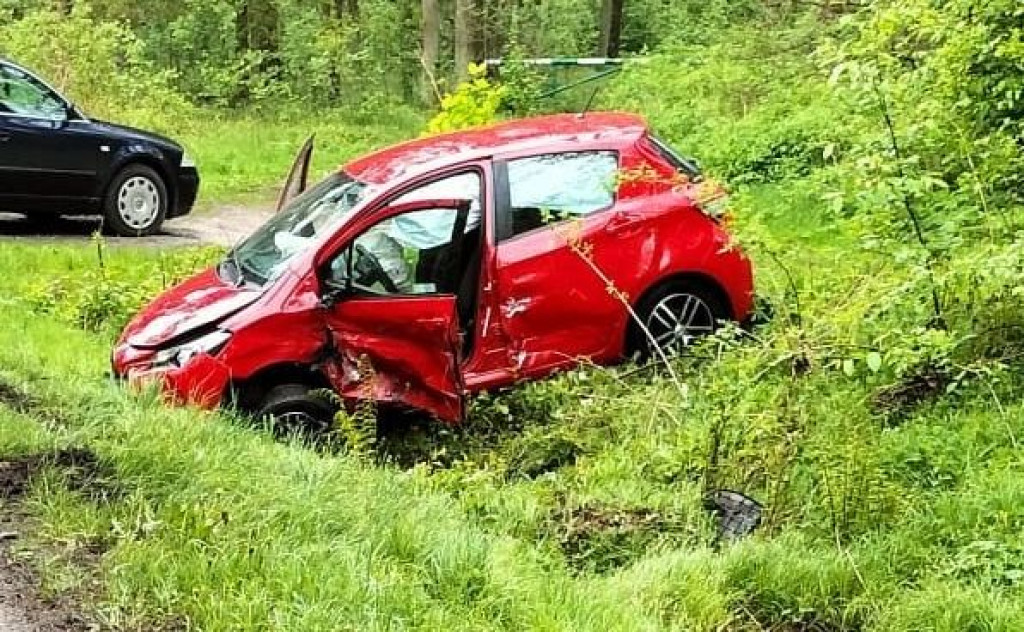 Kierowca audi wjechał w toyotę i uciekł [FOTO]