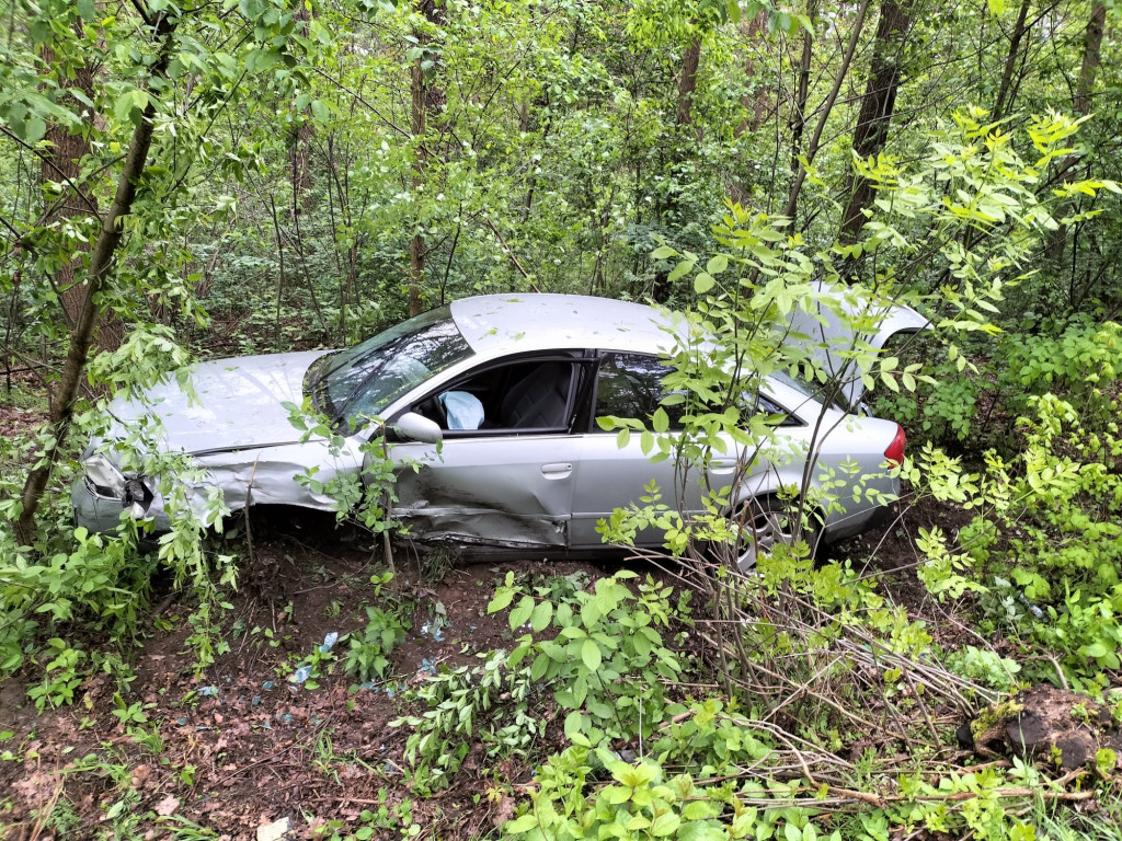 Kierowca audi wjechał w toyotę i uciekł [FOTO]