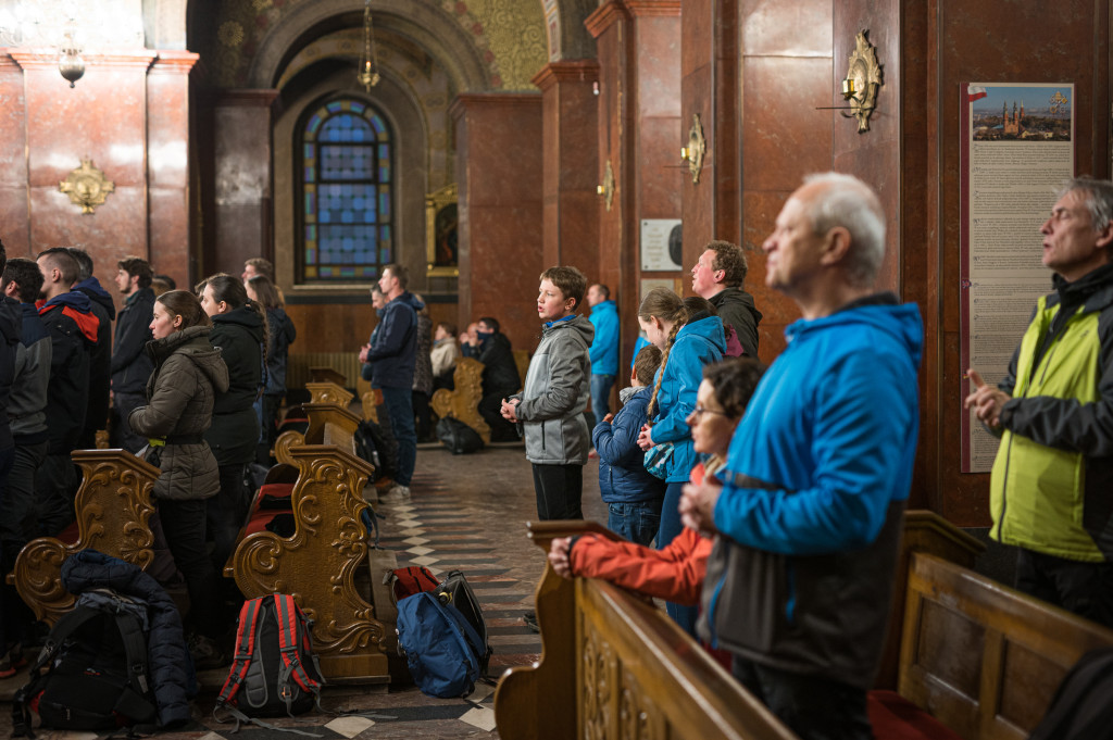 Nocna pielgrzymka z Piekar Śl. na Jasną Górę [FOTO]