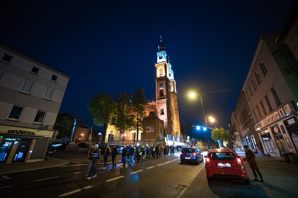 Nocna pielgrzymka z Piekar Śl. na Jasną Górę [FOTO]