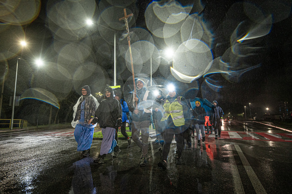 Nocna pielgrzymka z Piekar Śl. na Jasną Górę [FOTO]