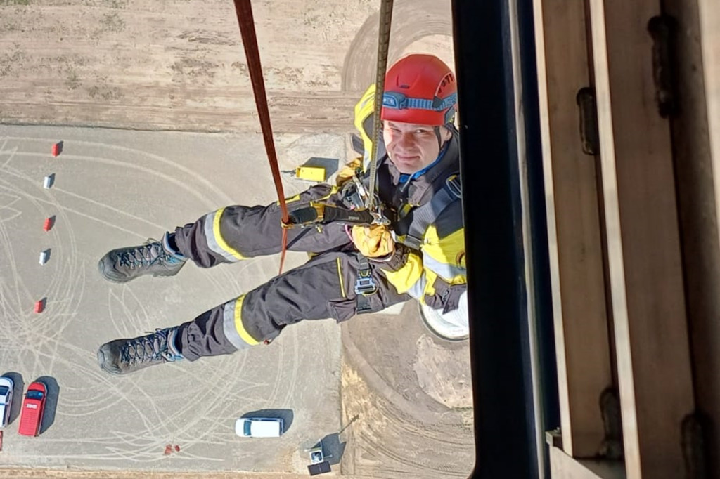 Ewakuacja z wiatraka? Nietypowe ćwiczenia strażaków z Radzionkowa