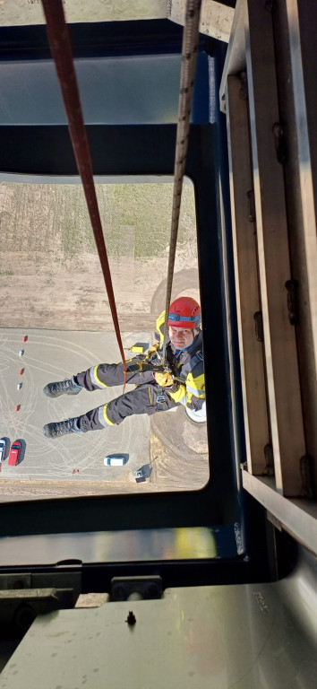 Ewakuacja z wiatraka? Nietypowe ćwiczenia strażaków z Radzionkowa