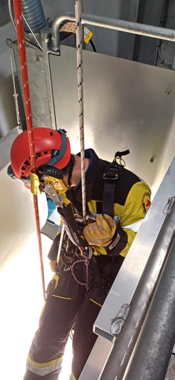 Ewakuacja z wiatraka? Nietypowe ćwiczenia strażaków z Radzionkowa