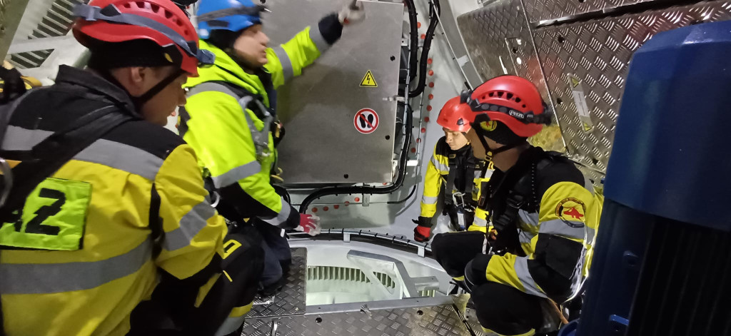 Ewakuacja z wiatraka? Nietypowe ćwiczenia strażaków z Radzionkowa