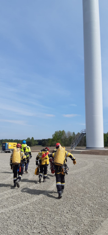 Ewakuacja z wiatraka? Nietypowe ćwiczenia strażaków z Radzionkowa