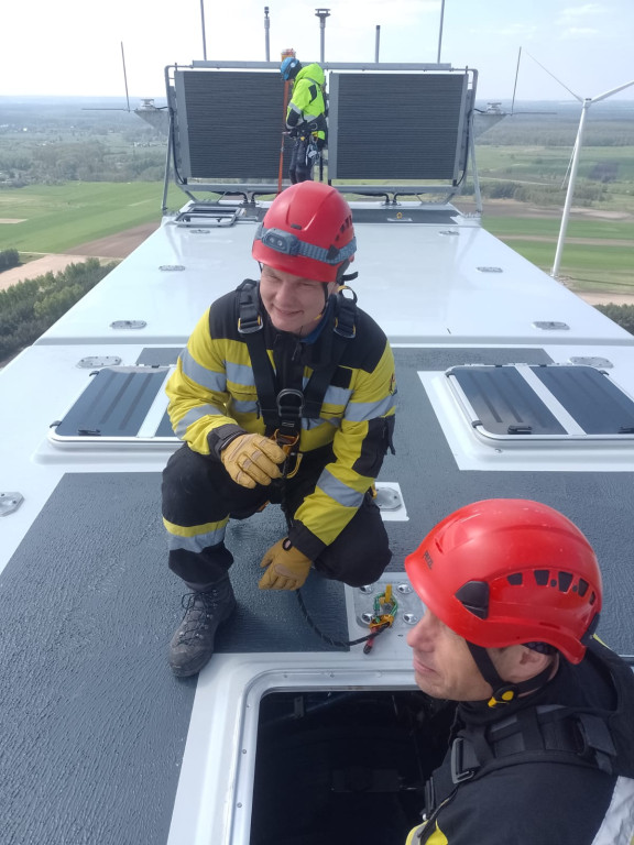 Ewakuacja z wiatraka? Nietypowe ćwiczenia strażaków z Radzionkowa