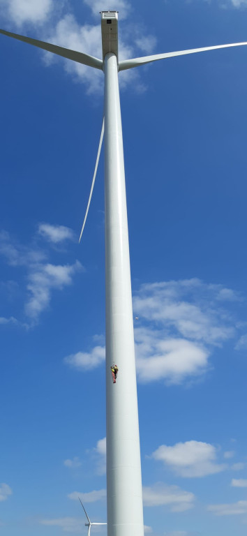 Ewakuacja z wiatraka? Nietypowe ćwiczenia strażaków z Radzionkowa