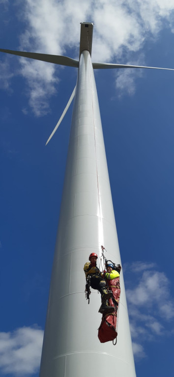 Ewakuacja z wiatraka? Nietypowe ćwiczenia strażaków z Radzionkowa