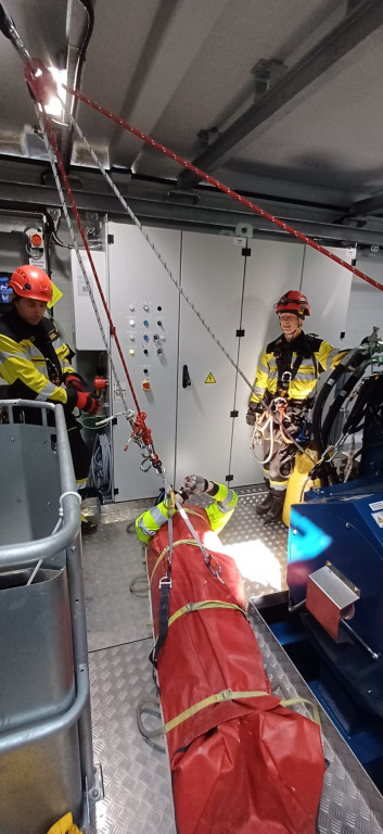 Ewakuacja z wiatraka? Nietypowe ćwiczenia strażaków z Radzionkowa