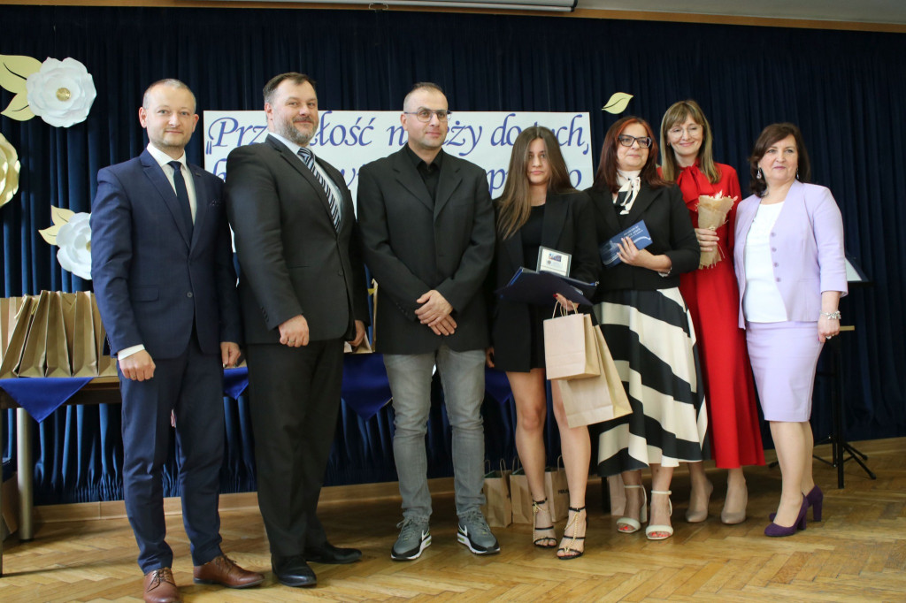 Pożegnanie maturzystów w liceum i zespole szkół