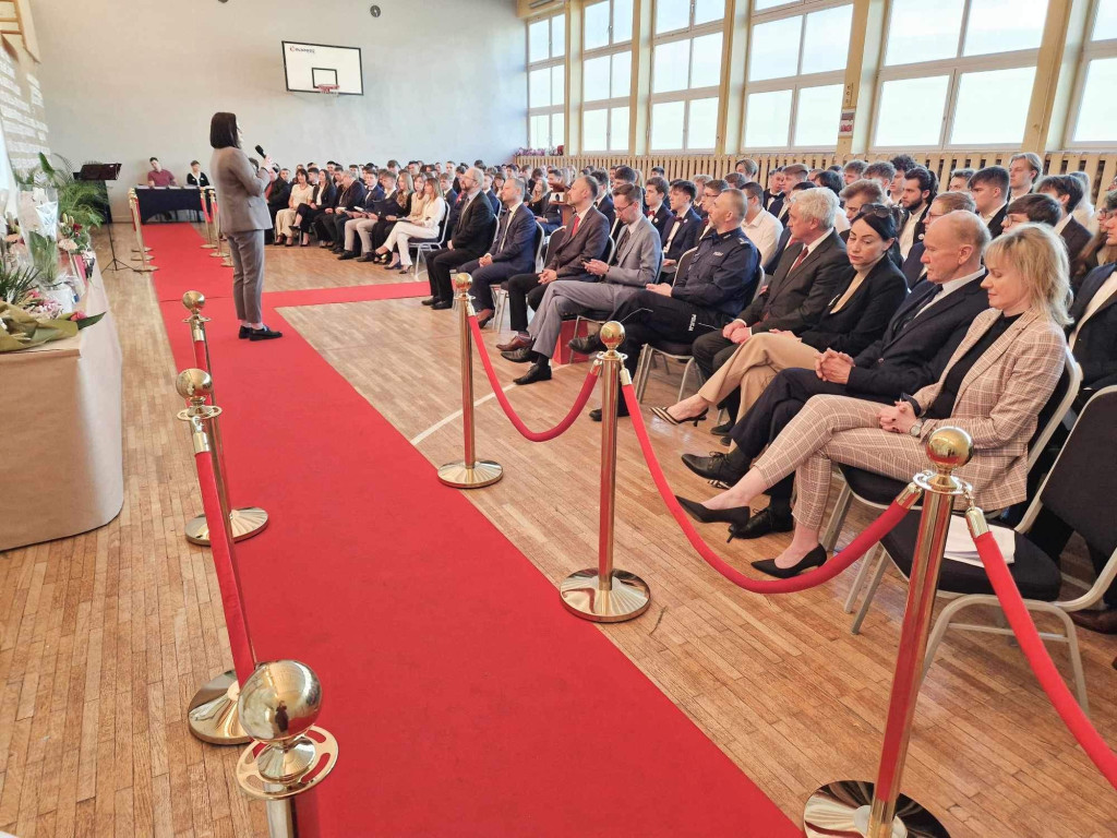Pożegnanie maturzystów w liceum i zespole szkół
