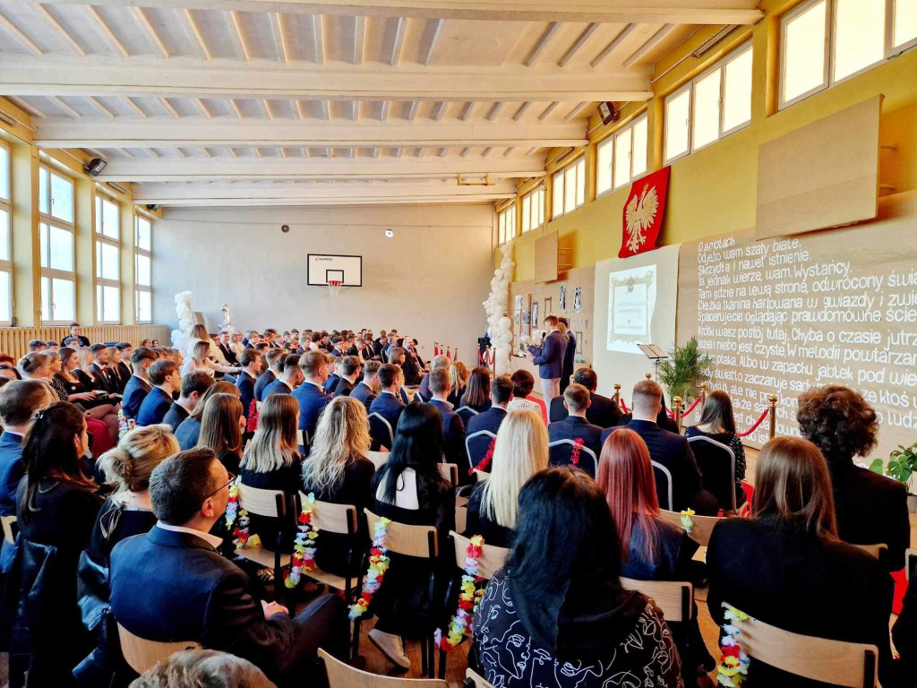 Pożegnanie maturzystów w liceum i zespole szkół
