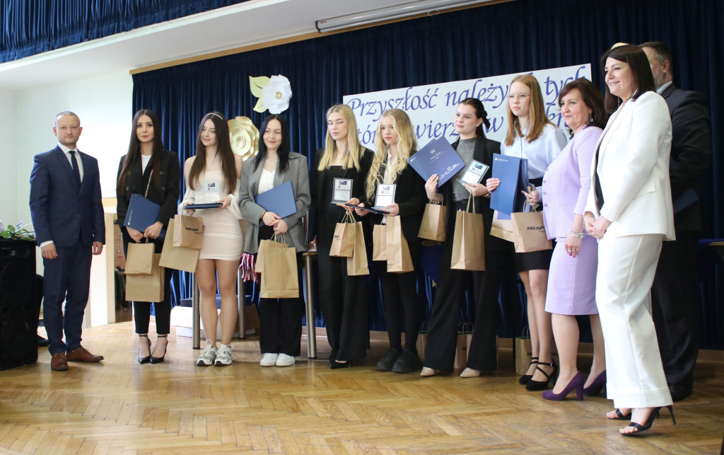 Pożegnanie maturzystów w liceum i zespole szkół