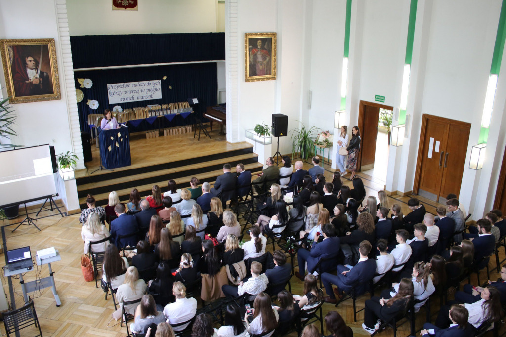 Pożegnanie maturzystów w liceum i zespole szkół