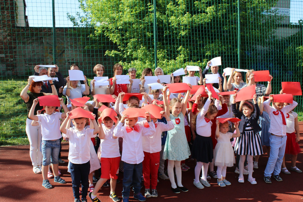 Żywa flaga w Kozłowej Górze i rozdawanie chorągiewek