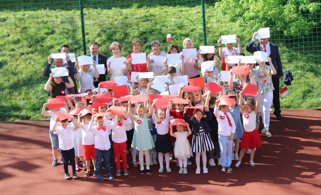 Żywa flaga w Kozłowej Górze i rozdawanie chorągiewek