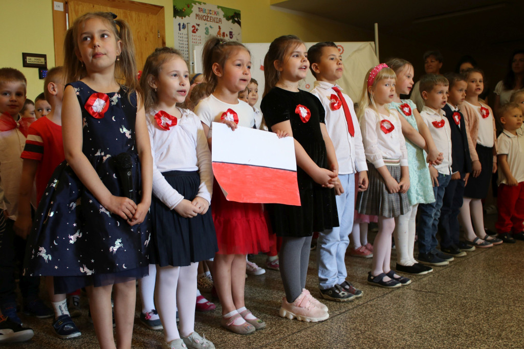 Żywa flaga w Kozłowej Górze i rozdawanie chorągiewek
