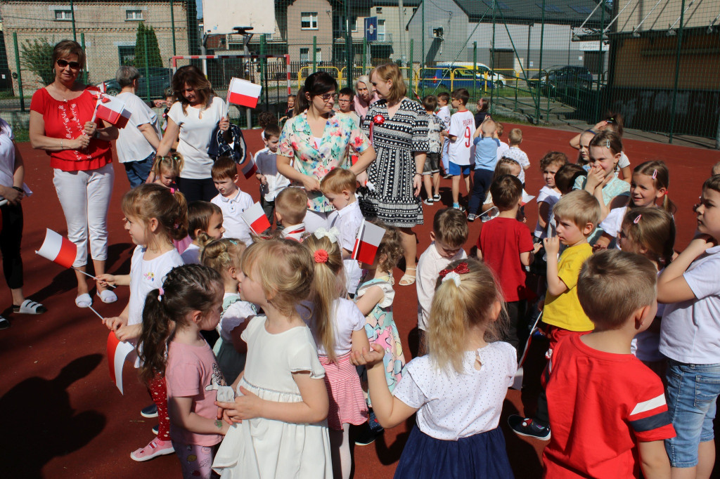 Żywa flaga w Kozłowej Górze i rozdawanie chorągiewek