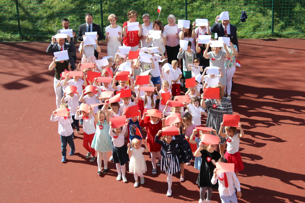 Żywa flaga w Kozłowej Górze i rozdawanie chorągiewek