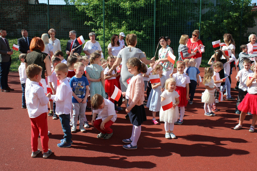 Żywa flaga w Kozłowej Górze i rozdawanie chorągiewek