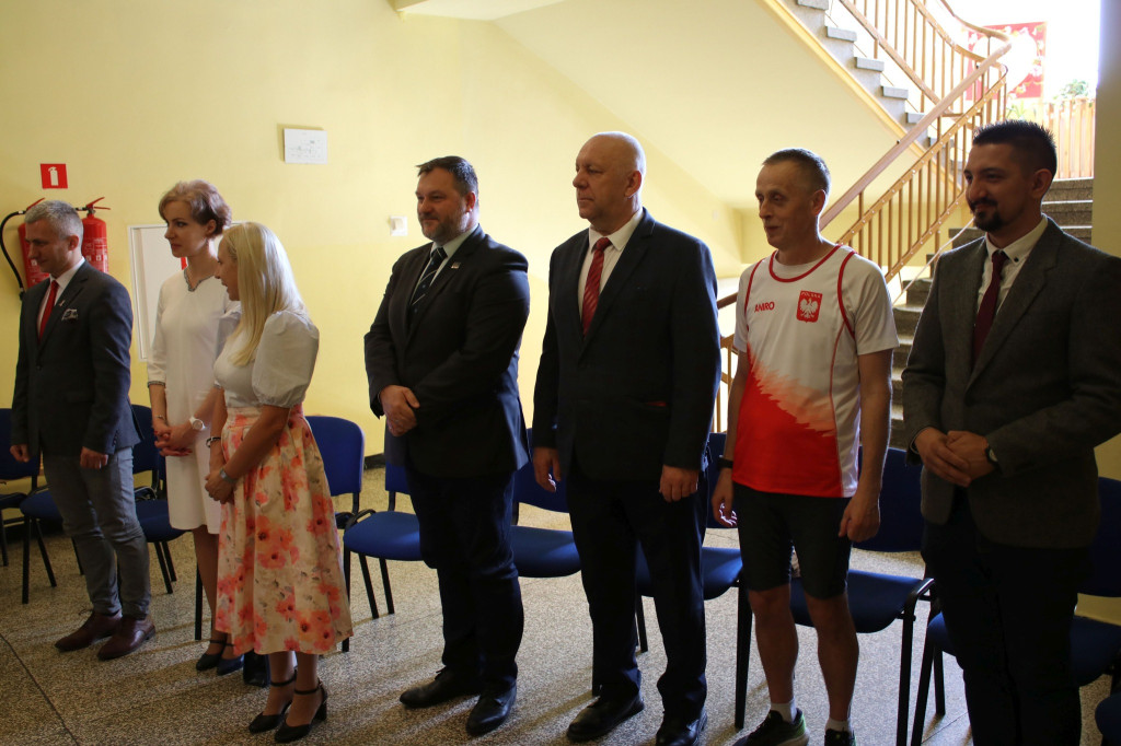 Żywa flaga w Kozłowej Górze i rozdawanie chorągiewek