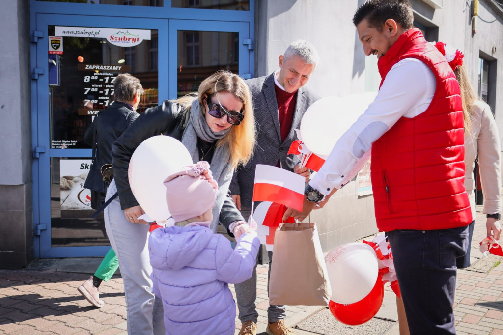 Żywa flaga w Kozłowej Górze i rozdawanie chorągiewek