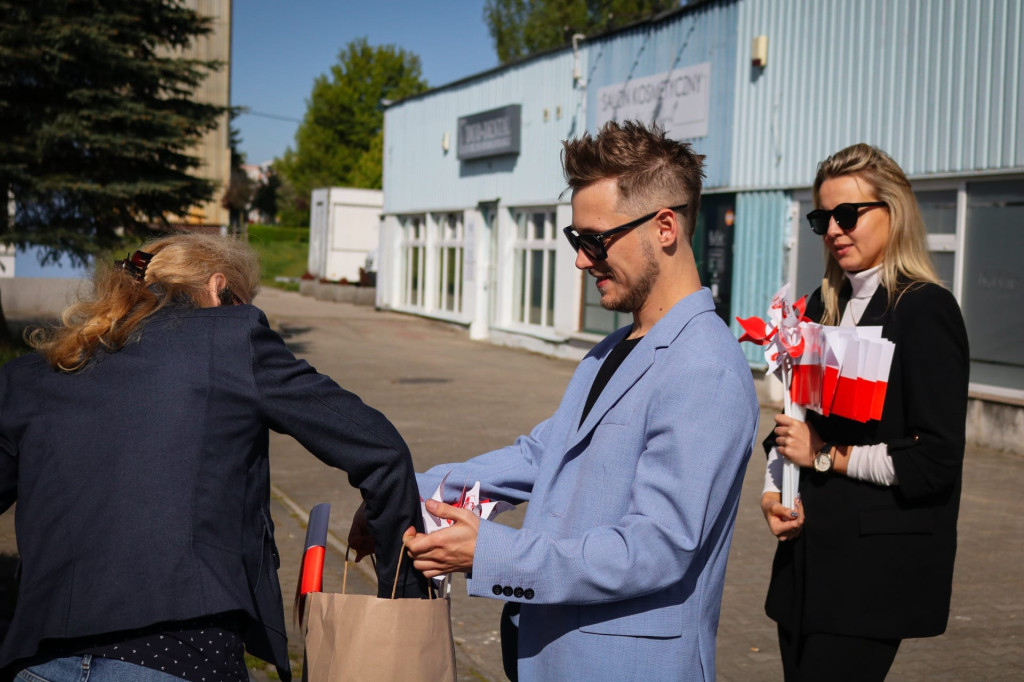 Żywa flaga w Kozłowej Górze i rozdawanie chorągiewek