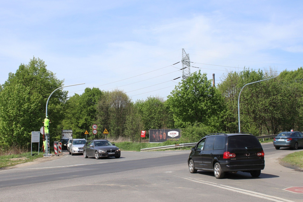 Na ruchliwym skrzyżowaniu montują światła