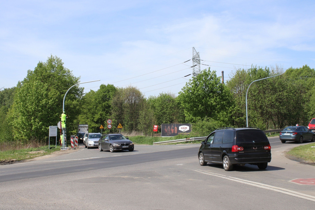 Na ruchliwym skrzyżowaniu montują światła