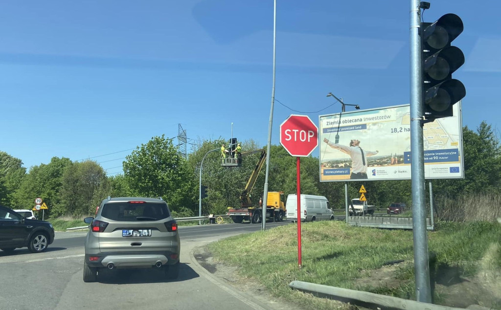 Na ruchliwym skrzyżowaniu montują światła