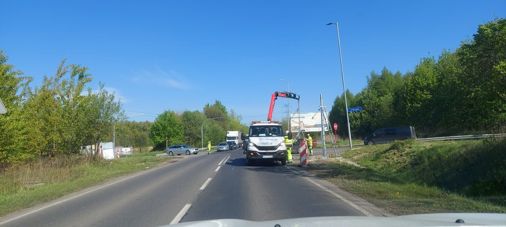 Na ruchliwym skrzyżowaniu montują światła