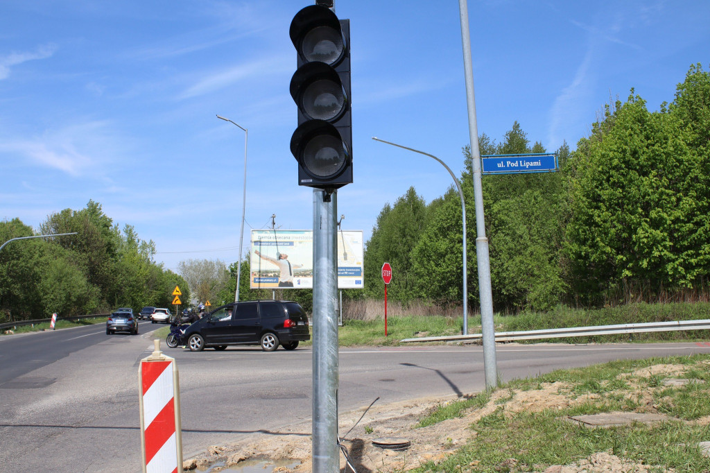 Na ruchliwym skrzyżowaniu montują światła