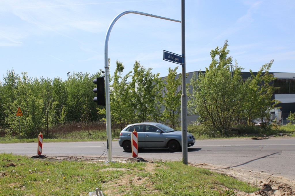 Na ruchliwym skrzyżowaniu montują światła