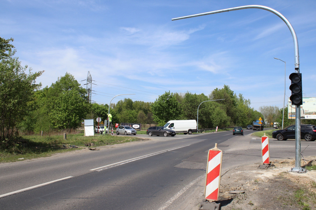 Na ruchliwym skrzyżowaniu montują światła