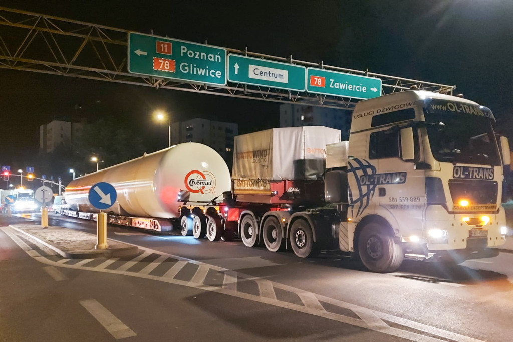 Transport gigantycznych zbiorników z Chemetu